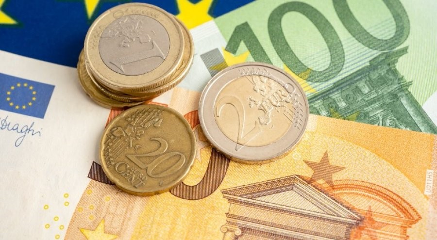 Euro thyen rekorde të reja ditë pas dite, zbret poshtë 94.9 lekëve